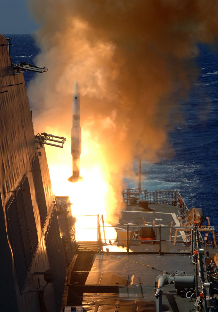 لماذا تواجه البحرية الأمريكية عجزاً حاداً في إنتاج صواريخ الدفاع الجوي؟