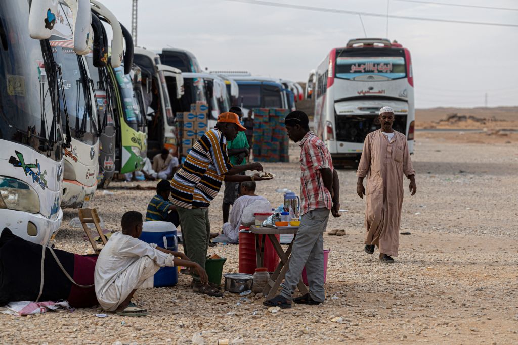 حافلات نقل اللاجئين السودانيين في مصر