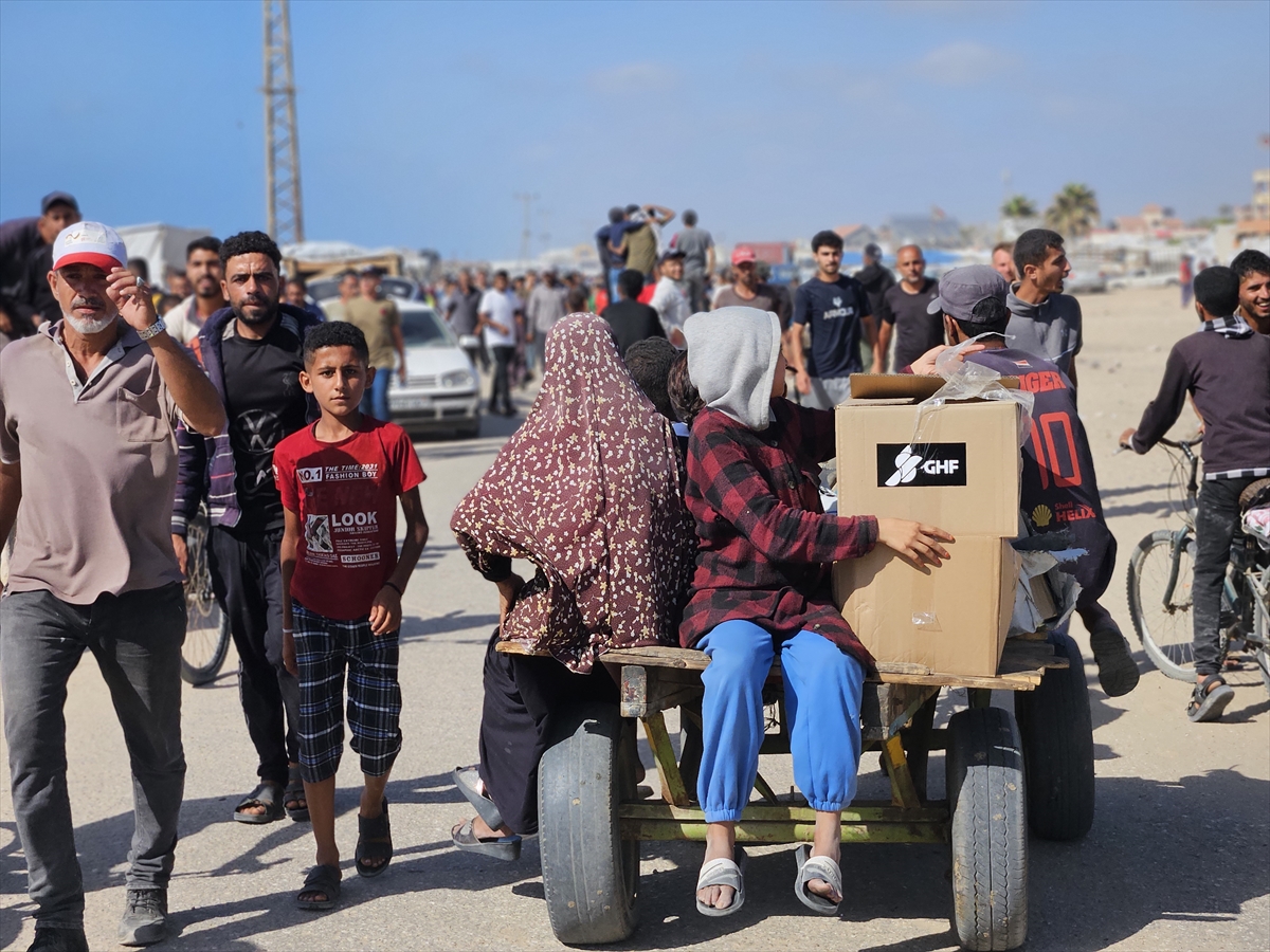 مواطنون فلسطينيون يحصلون على مساعدات في رفح/ الأناضول