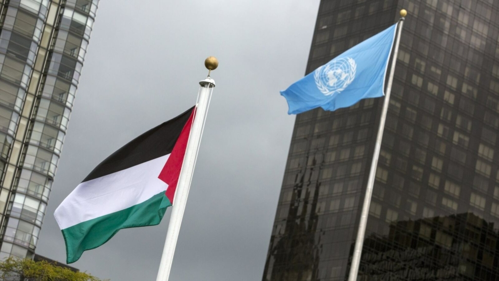 علم فلسطين رفرف خارج مبنى الأمم المتحدة في نيويورك - أرشيفية (رويترز)