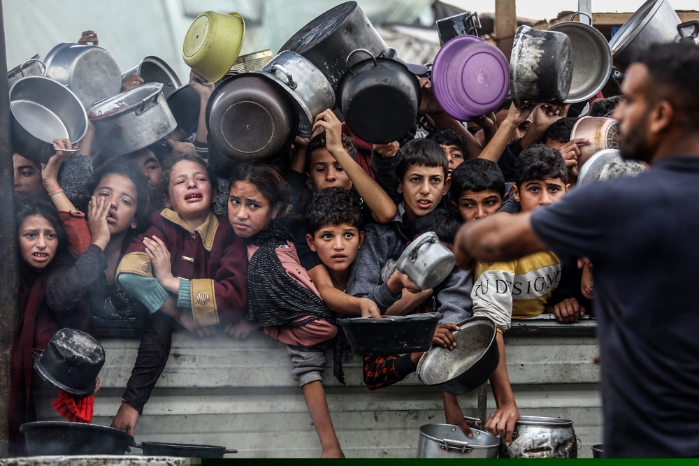 الجوع يضرب قطاع غزة بسبب إغلاق المعابر والحرب - shutterstock