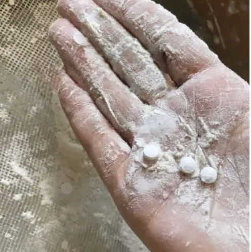 التقط مواطنون صوراً عدة لمخدر في غزة وجدوه في دقيق المساعدات/ عربي بوست