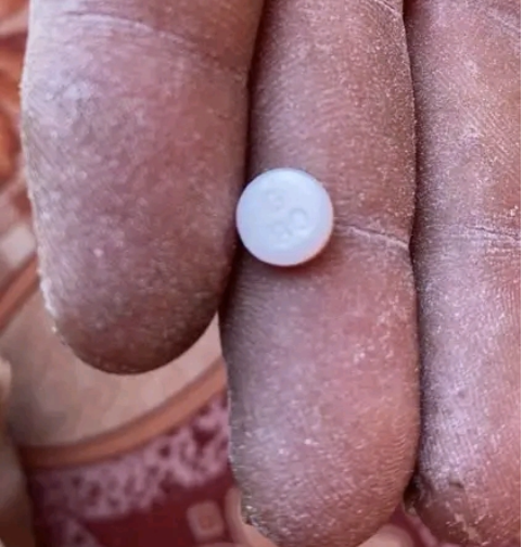صورة لمخدر وجده مواطنون داخل أكياس الدقيق من المساعدات الإنسانية/ عربي بوست