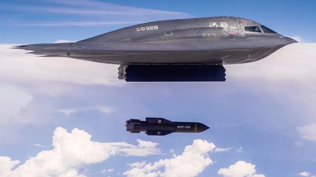 قاذفة شبح من طراز B-2 Spirit تُسقط قنبلة GBU-57 Massive Ordnance Penetrator (MOP) (القوات الجوية الأمريكية)
