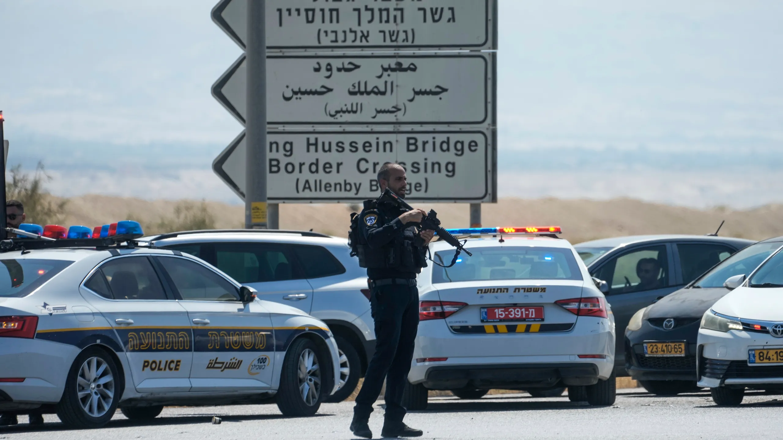 شريان حياة الفلسطينيين.. ما تبعات إغلاق “إسرائيل” لمعبر الكرامة بين الضفتين؟