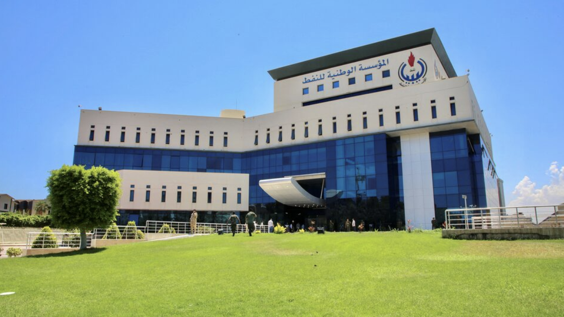جدل شرعية بين مؤسسة النفط ووزارة النفط بين حقل NC7 الليبي/ رويترز