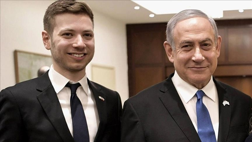 رئيس الوزراء الإسرائيلي بنيامين نتنياهو مع نجله يائير/ الأناضول