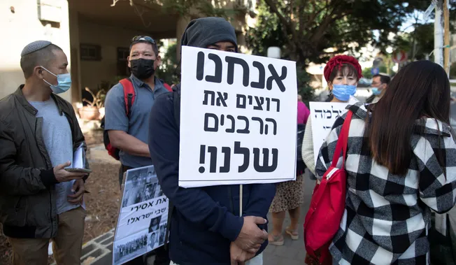 أفراد من قبيلة بني منشيه في تل أبيب/ هآرتس