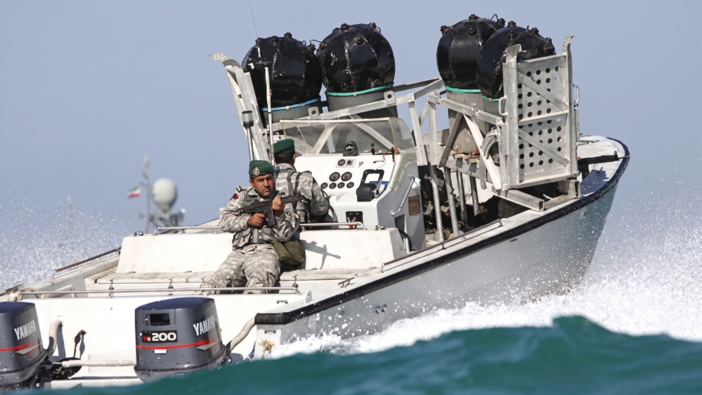 زورق زرع ألغام تابع للحرس الثوري الإيراني في مضيق هرمز (صورة أرشيفية لوكالة فارس/الحرس الثوري الإيراني)
