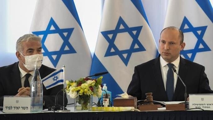 نفتالي بينيت ويائير لابيد في مؤتمر سابق/ الأناضول