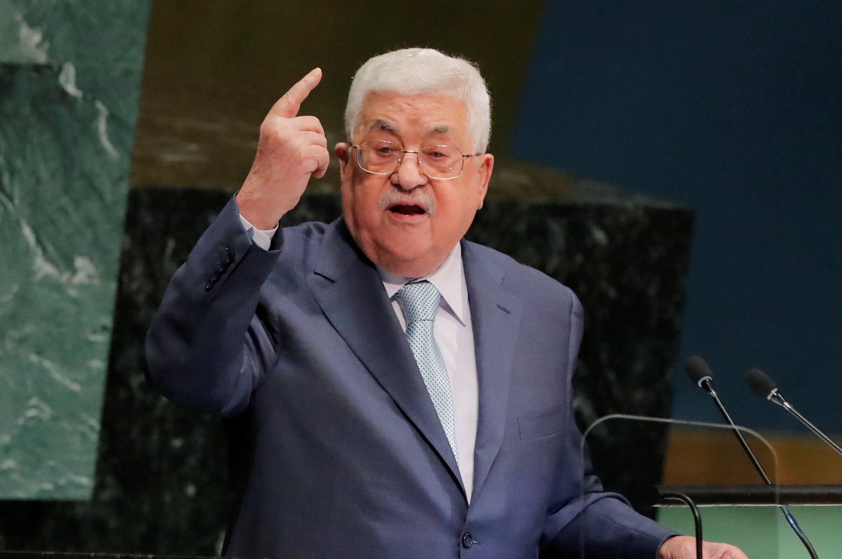 السلطة الفلسطينية تقلص صرف الرواتب بسبب نزاع مع إسرائيل